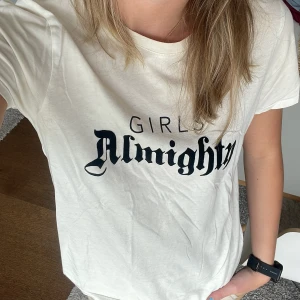 Vit t-shirt  - Snygg och stilren tröja ifrån ginatricot 