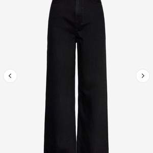 ett par svarta jeans från levis i modellen high loose, i storlek 29. säljer då de inte alls är min smak längre. 