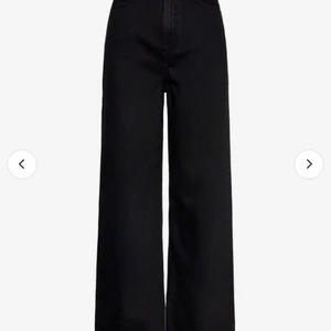 levis jeans  - ett par svarta jeans från levis i modellen high loose, i storlek 29. säljer då de inte alls är min smak längre. 