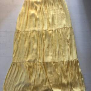 Jag säljer en gul volang kjol från Gina i strl xxs, men jag skulle säga att den även passar xs då den är stretchig i midjan. 