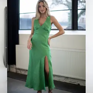 Säljer denna super drömmiga gröna vintage klänningen från Itsmay. Den är nästan som ny endast använd vid ett enstaka tillfälle. Så otroligt fin grön färg och perfekt till festligare tillfällen💖 hör av dig vid frågor! Nypris: 959 kronor