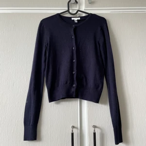 Kofta  - Fin marinblå kofta från h&m i väldigt skönt material, den är knappt använd så väldigt fint skick. 