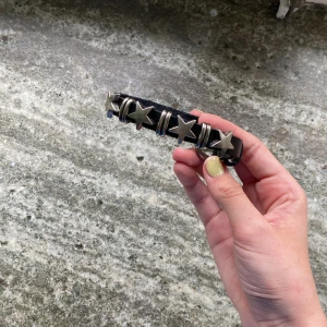 Armband! - Säljer detta fina armband med stjärnor på. Säljer det för det inte kommer till användning längre. 😍