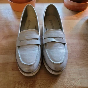 Loafers - Silvriga loafers, använda en gång. Storlek 39  Från djur och rökfritt hem  Kan skickas mot fraktkostnad 
