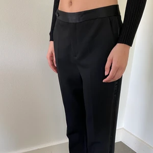 Lågmidjade kostymbyxor  - Lågmidjade kostymbyxor från zara. Storlek m men passar xs-m beroende på hur man vill att de ska sitta. Jag brukar ha xs/s