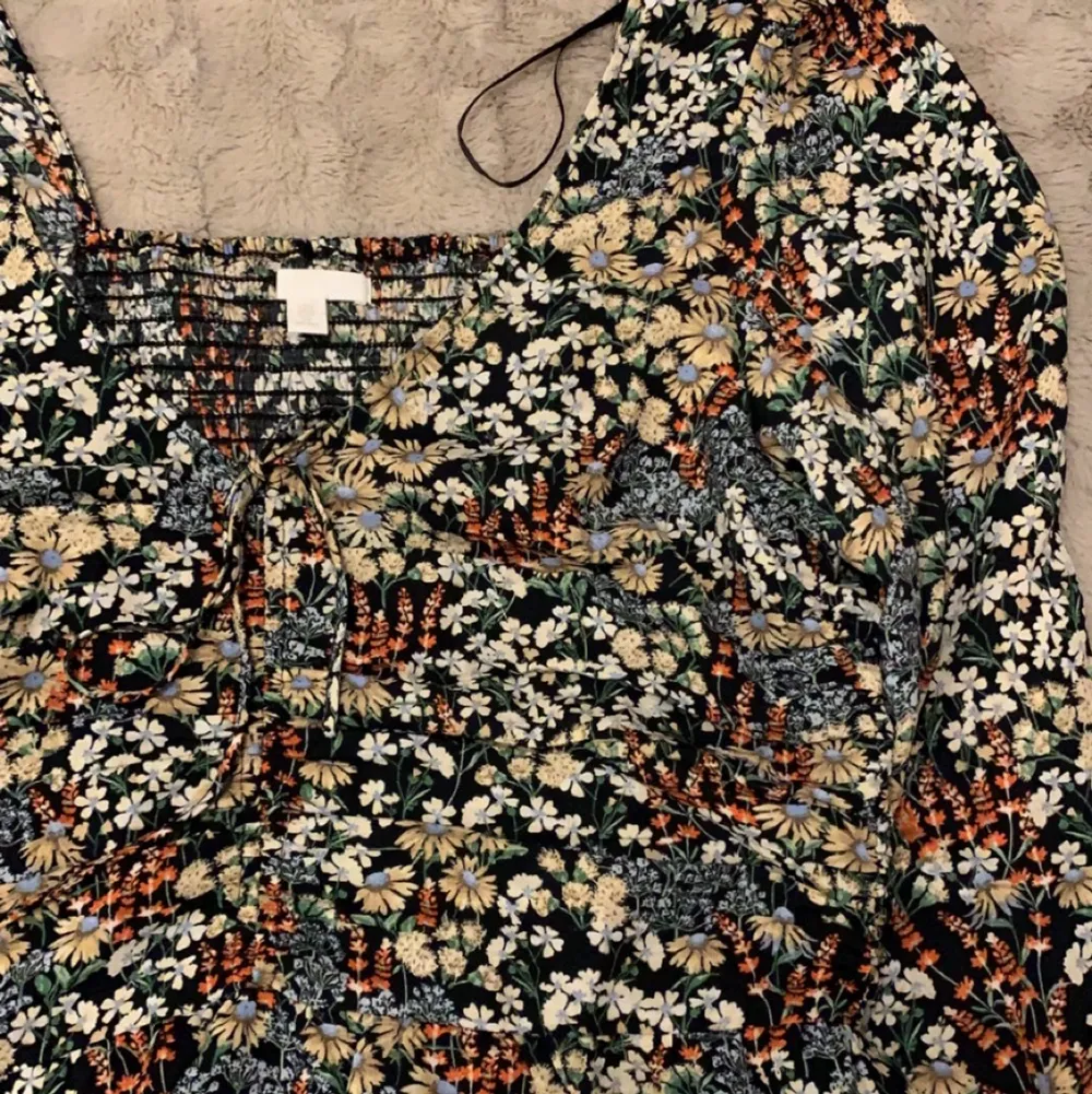 It’s never worn and it’s all new. No scratches or stains baught it for 250 and selling it for 139 and 29 for shipping. From H&M ( kr ). Puserot.