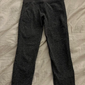 Gråa träningsbyxor - Köpt från shein i st M men är som en S. inte använt mycke alls men sitter väldigt bra på kroppen. Mina mått kan ni hitta i mina andra annonser.