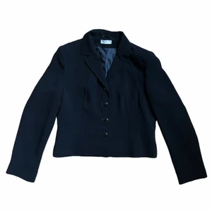 Kort kavaj Weinberg - Kort kavaj med fina detaljer ifrån Weinberg 🪡 Nyskick!   Fodrad insida, dekorativa knappar. 