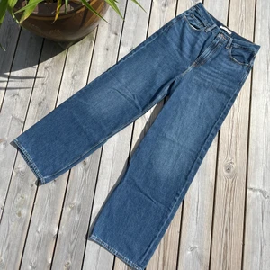 High Loose Levis Jeans - Helt oanvända och nyköpt skick, även om taggen är borttagen kom jag aldrig ut ur huset med dem. Upptäckte att det inte var min stil och nu får jag inte ens plats i dem! Köpta från Carlings. NYPRIS: 1349 kr
