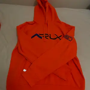 En orange hoodie från RLX. Köptes när jag var i USA och kommer inte till någon använding, pris på denna i Walmart är 75$