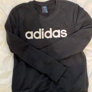 Adidas tröja i storlek S, en gång använd