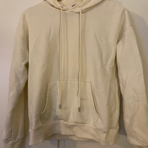 Tjocktröja  - En vit tjocktröja som passar perfekt till kallare väder. En detalj i form av en ficka. Den är aldrig använd. Då jag inte vet vad jag har köpt den så satte jag billigare pris ⚪️😊