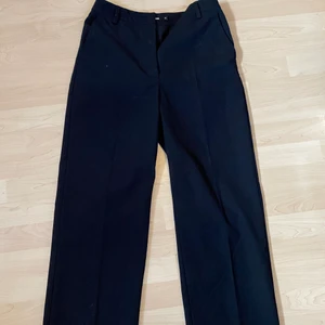 Svarta jättefina Kostymbyxor  - Används ej längre därav säljer jag dem  Använd ett par gånger men inget fel på dem. Ser blå ut på bild men dem är svarta