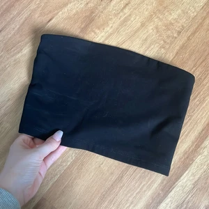 Svart topp - Svart topp i stolek xs