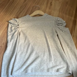 Långärmad tröja med pösrmar med pärlor. - Super gullig långärmad tröja med pösätmar med pärlor, från Zara.