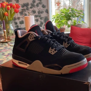 Jordan 4 bred - Tja säljer dessa Jordan 4 bred, storlek 40 (passar 39)  Mycket fint skick Tar bud från 1200