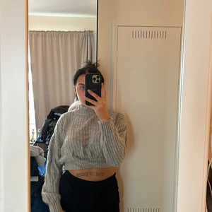 Croppad stickad  - Köpt på HM aldrig använd 