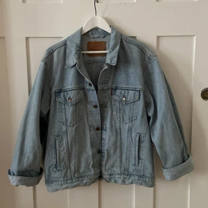 Levi’s denim jacket (oversized) - Jättesnygg levi’s jeansjacka, har använt som oversized på mig som är S vanligtvis. Fungerar upp till XL