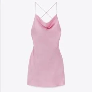 Zara klänning - Slutsåld zara klänning i rosa satin, i stl M. Endast använd en gång, väldigt fint fall. Köparen står för frakten