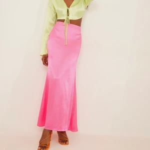 Rosa satinkjol  - Rosa satinkjol från NA-KD. Aldrig använd! Nypris: 489kr 