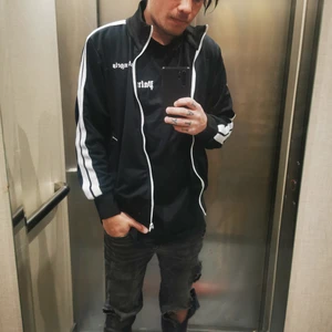 Palm Angels jacket  - Svart i storlek M. Köpt på farfetch kvitto finns. Bra skick inga fläckar. Kan mötas i Piteå eller post (gärna swish betalning) 