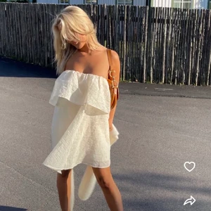 Vit klänning hm - Populär klänning från hm i stl 36🤍 säljer endast vid bra bud🤍 skriv vad ni hade kunnat ge, köp direkt för 500+frakt