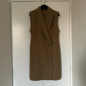 Säljer en olivgrön kappa från & Otter stories  - Kappan är från & orter stories i färgen grön/olivgrön, storlek 42 men skulle passar bästa skulle jag säga till nån som har 40 i stlk, har bara provat den 1 gång annars aldrig använd 