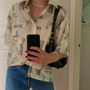 Unik skjorta - Somrig oversized skjorta. märket John Master. Köpt secound hand för 160kr på Humana. Precis som ny!