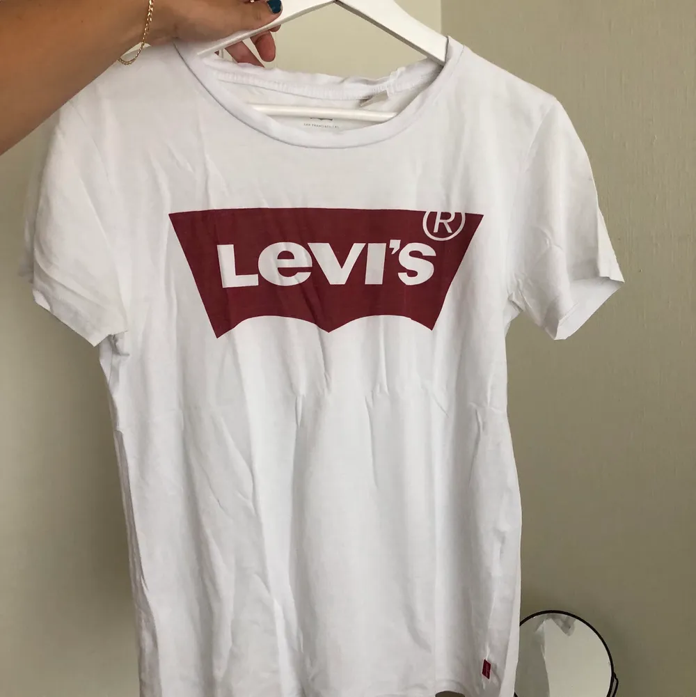 Standard Levis T-shirt. T-shirts.