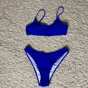 Snyggt bikiniset från SHEIN - Klarblått bikiniset från SHEIN med hygienskydd fortfarande kvar på underdel och justerbara axelband. Endast använd en gång då den ej passade. Kan mötas upp i Stockholm, annars står köparen för frakt. Perfekt inför sommaren! 