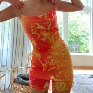 Sommarklänning Bershka - Sååå fin orange klänning från Bershka. Förra årets sommarkollektion. Tkr den sitter lite tajt på mig… buda i kommentarer💖💖