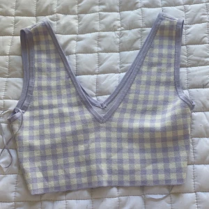 Topp - Säljer denna fina topp från zara som aldrig använts! Säljs för 100kr+frakt