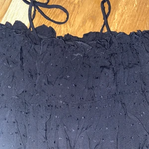 Söt svart topp - Den söta toppen knyts vid axlarna, är lite kort vid magen och är aldrig använd. Det finns två sånna så don två först till kvarn får de!