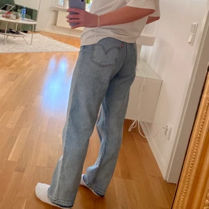 Levi’sjeans - Skitsnygga levis jeans i modellen ribcage straight som inte kommer till användning pga föör mycket kläder! Dessa är i princip i nyskick. Om många blir intresserade blir det budgivning 🥰 Kan hämtas i Telefonplan eller så står köparen för frakt 🌸🥰