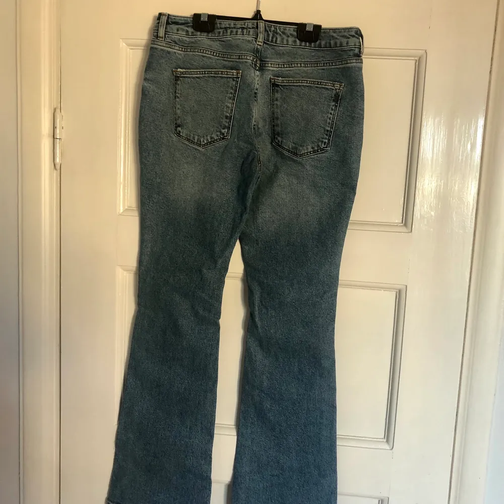 Utsvängda och lågmidjade jeans som är helt nya. Storleken är 40 men de är väldigt små i storleken så passar bättre 36/38. Priset kan diskuteras!. Jeans & Byxor.