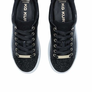 Kurt geiger sneakers - As snygga Kurt geiger sneakers som är helt nya och endast testade! Svarta med ”orm skinn” mönster runt omkring, och svarta glitter stenar på framsidan. 