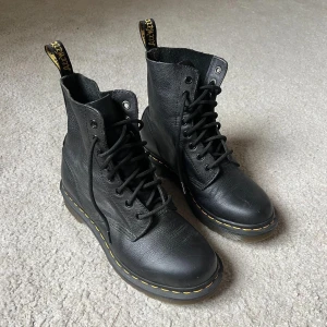 Dr Martens - Säljer dessa klassiska skor från Dr Martens i modellen Pascal i storlek 38! Väldigt bra skick då de använts max 10ggr❤️