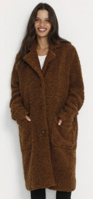 Kappa, pile/teddy kappa, coat, Kaffe, strl M - ans på. Kappan är strl medium men den är lite oversize och den kan används som strl L också. Den är i jättebra skick.  Du kan också hämta varan hos mig istället att jag skickar till dig. Jag bor på Hornstull och på det sättet betalar du inte för frakten.
