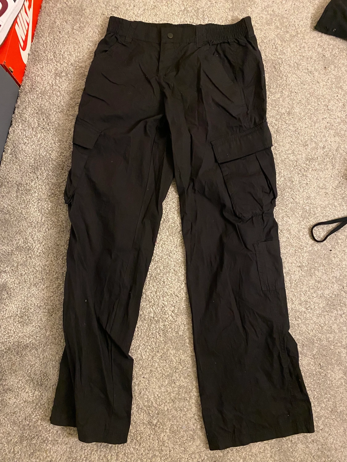 Svarta cargo byxor - 90