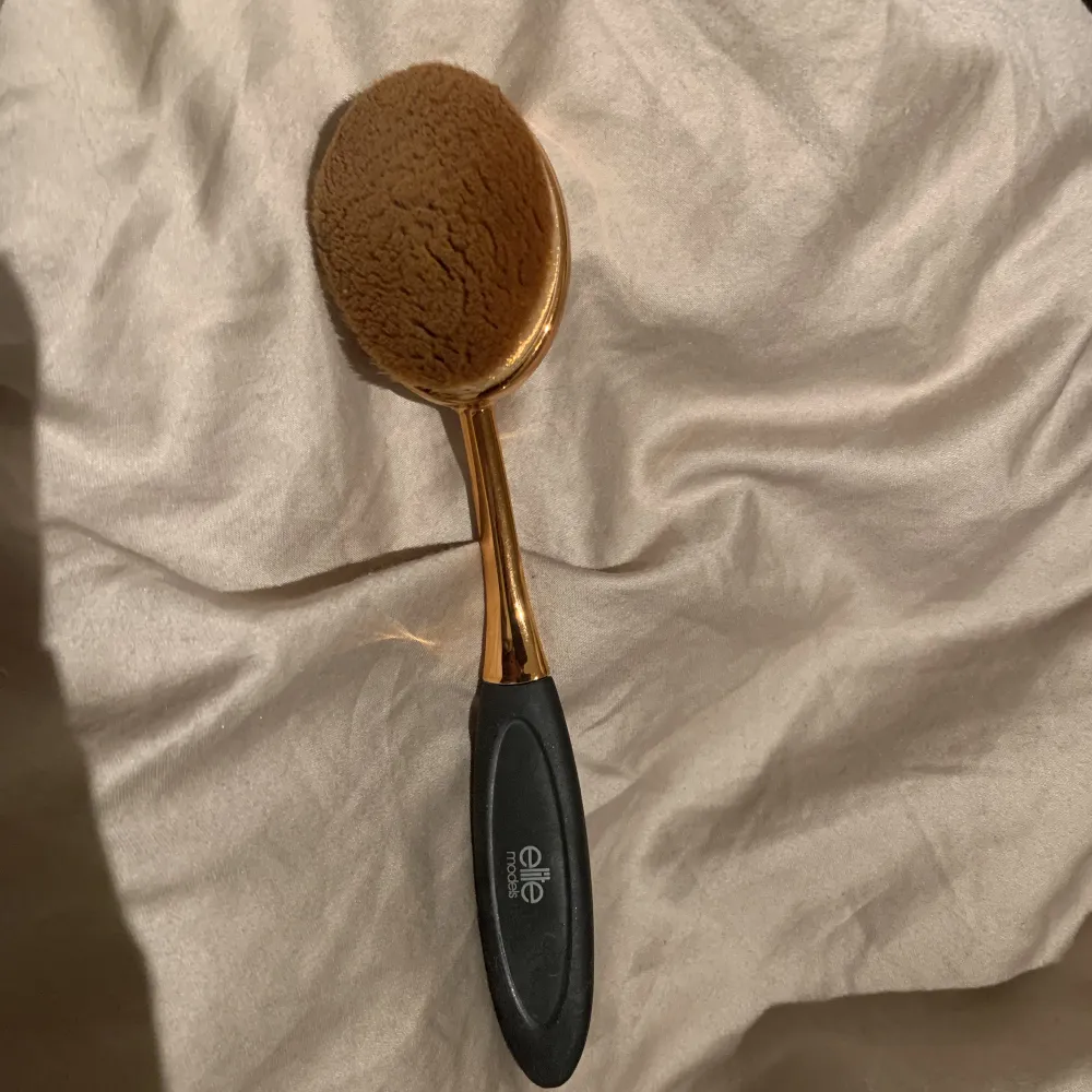 Hejj! Säljer denna super fantastiska sminborsten! Sånna smink borstar är speciellt framställde för att blanda ut fondation, likt en beauty blender fast detta blir mycket jämnare enligt mig. Har en likadan så därav säljs denna, i totalt nyskick!Nypris=180. Beauty.