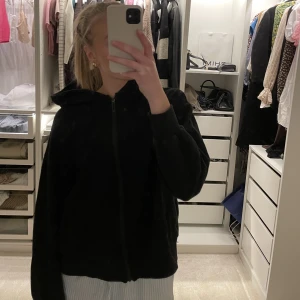 Svart zip up tröja med huva - Nästan aldrig använd. Storlek M men skulle mer säga en S. Skriv privat för fler bilder