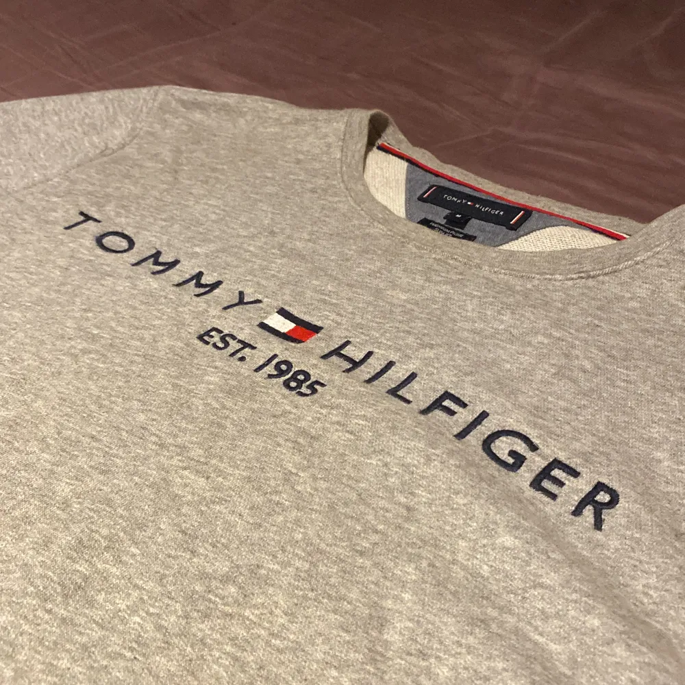 Enkel grå Tommy Hilfiger sweatshirt. Inte använd på ett bra tag därför säljer jag den. Storlek: M (168-172) Skick: Använd men inga skador Dm för frågor eller fler bilder. Tröjor & Koftor.