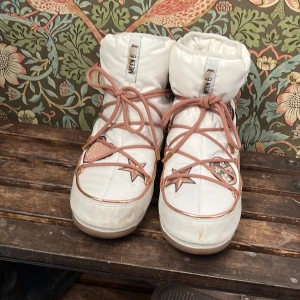 MOON BOOT PEACE & LOVE COPPER WHITE - Moon boots peace and love i mycket fint skick. Slutsålda i de flesta storlekar.  Obetydligt använda.