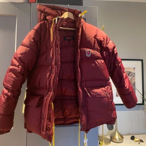 Fjällräven jacka  - Säljer min unika fjällräven jacka som är vinröd 🌹 köpt här på plick men kommer ej till användning🥰   🌟FRI FRAKT!🌟