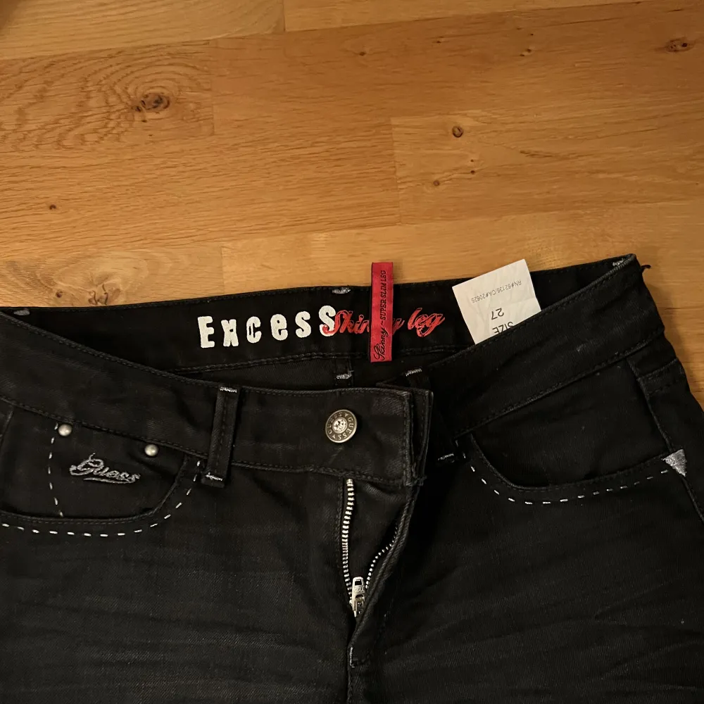 Säljer ett par Guess lågmidjade jeans använd ett fåtalet gånger, storlek 27 . Jeans & Byxor.