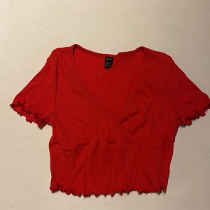 Kort ”magtröja” - Kort fin magtröja med fina detaljer. Knappt använd.  Köparen står för frakten. Jag ansvarar inte för postens hantering. Jag visar bild på när jag skickar paketet. Vid fler intressen av objekt kan bud över begärt ingångspris läggas.