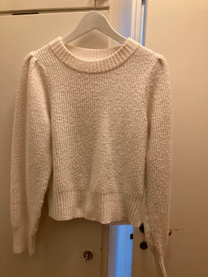 Vit stickad tröja - Supermysig tröja. Lite nopprig men annars i bra skick. 