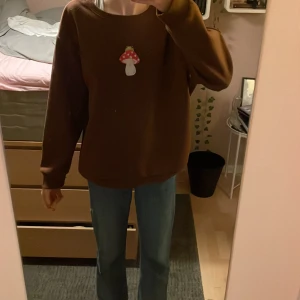 En snygg sweatshirts med ett söt tryck på💕 - En tröja med ett söt tryck med en groda💕 Samfrakta gärna och be gärna om fler bilder💕