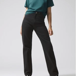 Weekday Jeans - Weekday jeans i storlek 33x34 Har blivit stora på mig och vill sälja de vidare.  Använt ett par gånger men är i bra skick. 