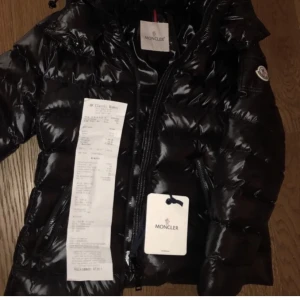 Moncler jacka  -  Lägger ut en till annons på samma jacka, då jag haft många oseriösa köpare🙈 Äkta Moncler jacka köpt på NK  för ett tag sedan ca 11 tusen. Inga defekter och jackan är nästan som ny. Stolek 1 (jag är 165 cm lång och den sitter bra på mig)